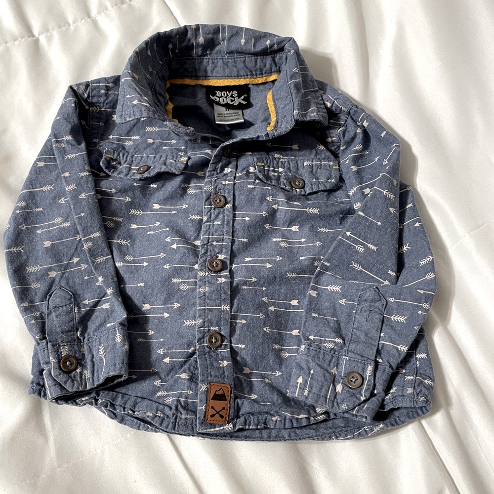 🌻Boys Rock 2T button-down cotton shirt, blue with white arrows printed overall